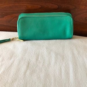 Green wristlet with plenty of storage!